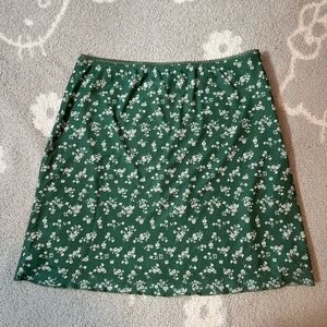 Women’s Princess Polly green & white floral patterned mini skirt size US 10